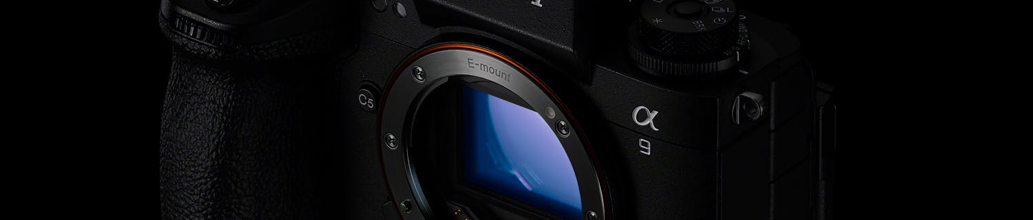 Sony A9 III, jossa on elektroninen keskussuljin. Ensimmäinen valokuvaukseen tarkoitettu kamera, jossa on elektroninen keskussuljin.